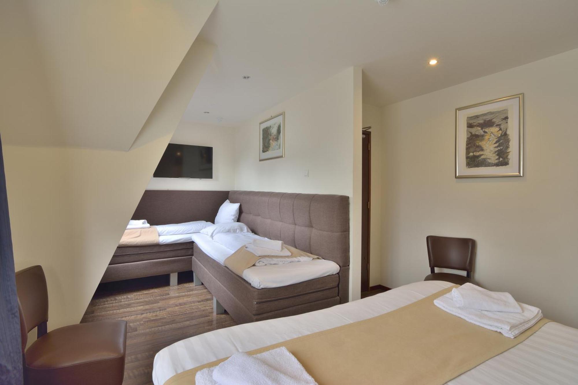 Deluxe Quadruple Room,683130198:JPEG